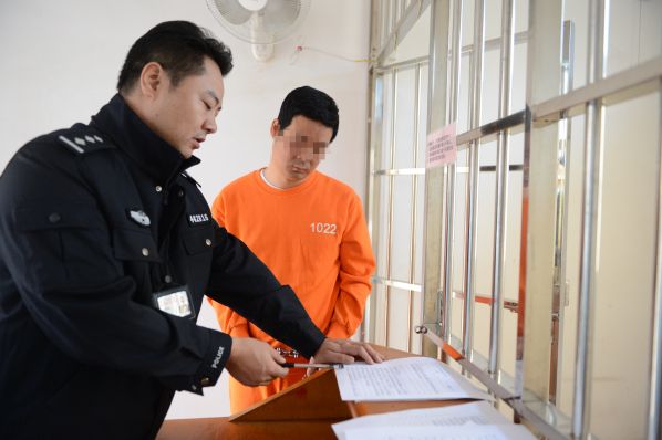 被執(zhí)行人對相關筆錄等文書進行確認簽字.JPG