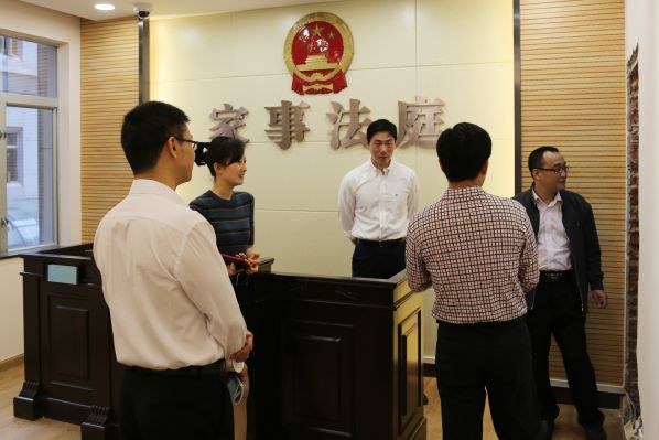 2、調(diào)研組一行到家事法庭參觀指導.jpg