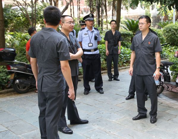 1、執(zhí)行干警們到達(dá)執(zhí)行現(xiàn)場(chǎng).JPG