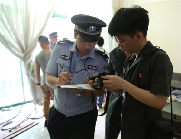 5、執(zhí)行干警對(duì)房屋內(nèi)物品進(jìn)行逐一登記.jpg